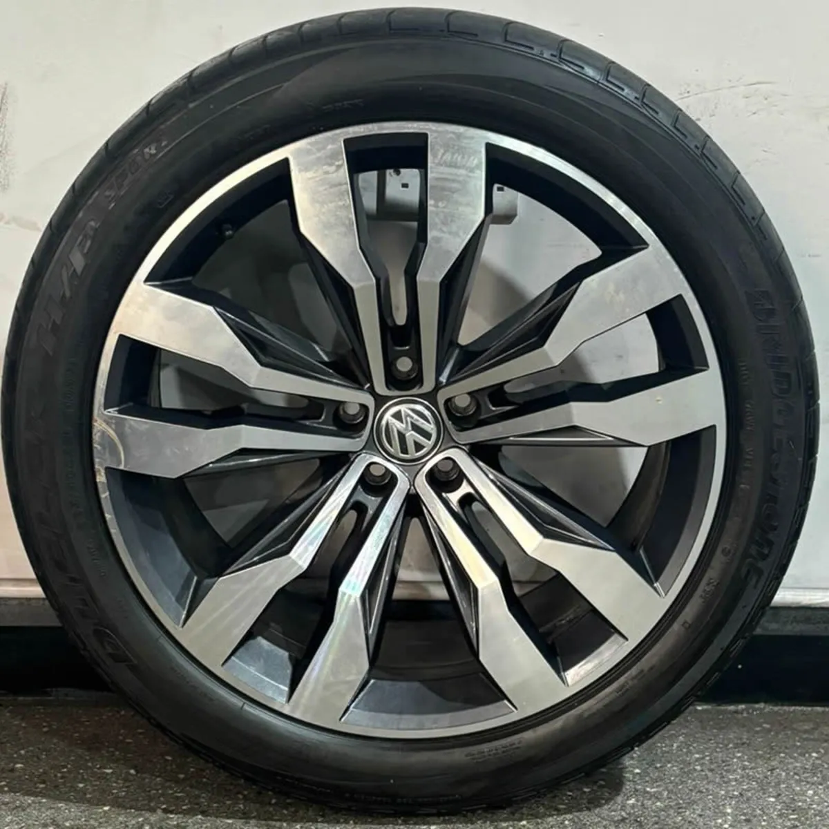 21" GENUINE VW TOUAREG SUZUKA WHEELS AND TYRES - Image 4