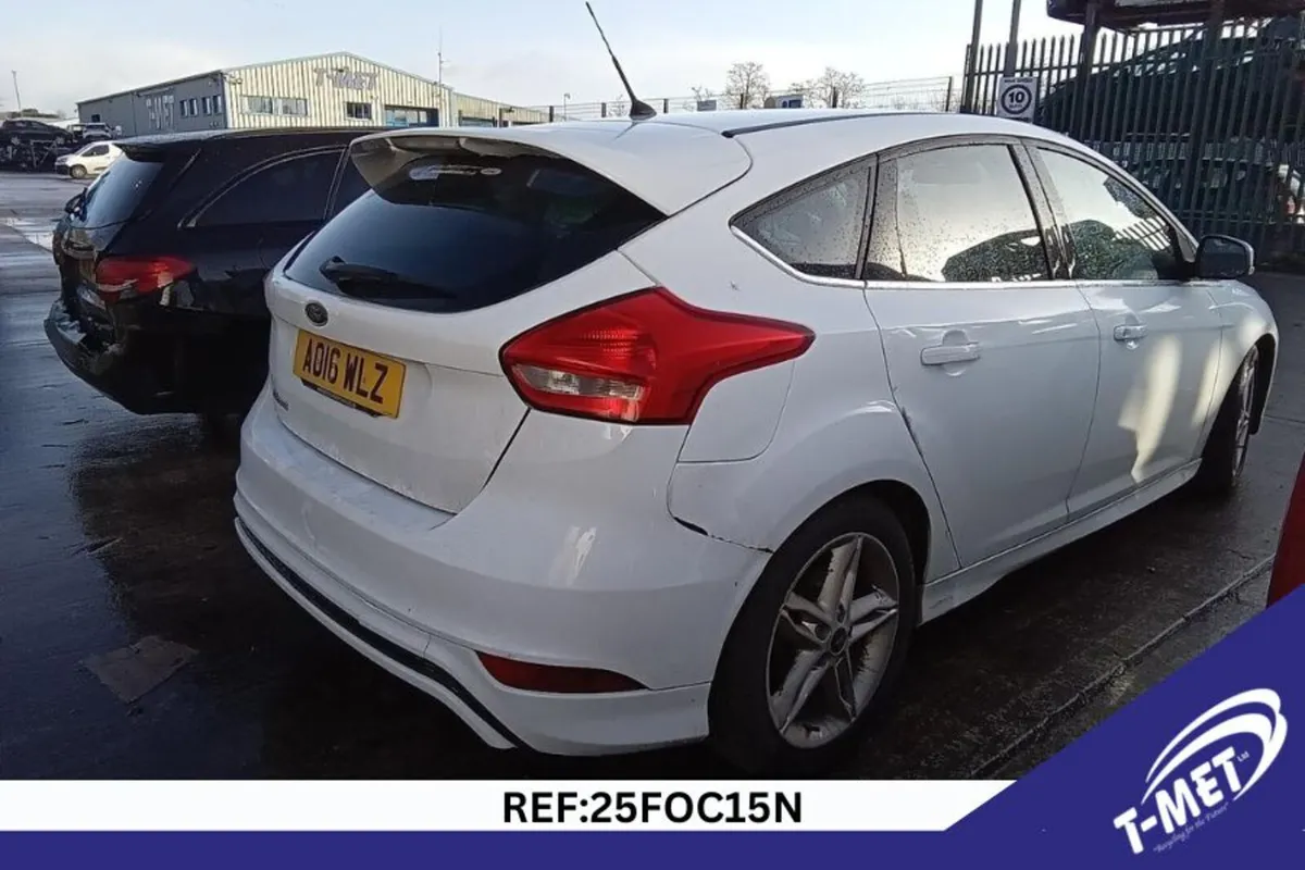 2016 FORD FOCUS BREAKING FOR PARTS - Image 4