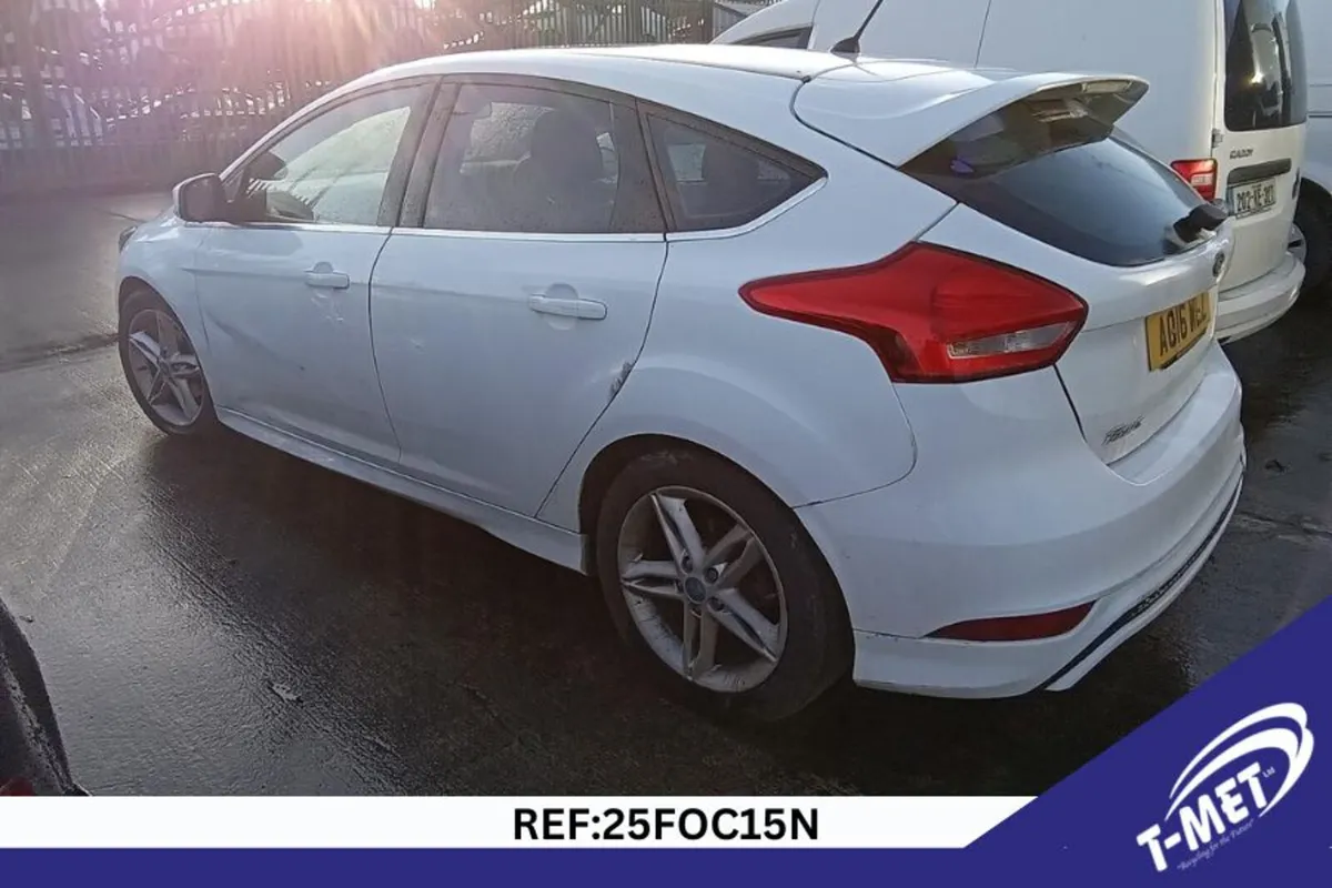 2016 FORD FOCUS BREAKING FOR PARTS - Image 3