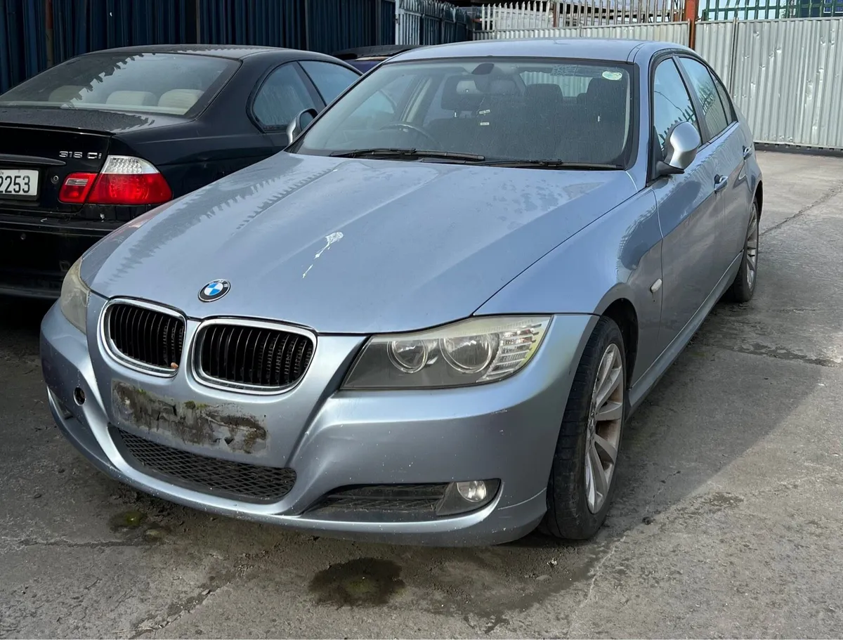 Breaking bmw e90 3 series 320d 2011 - Image 1