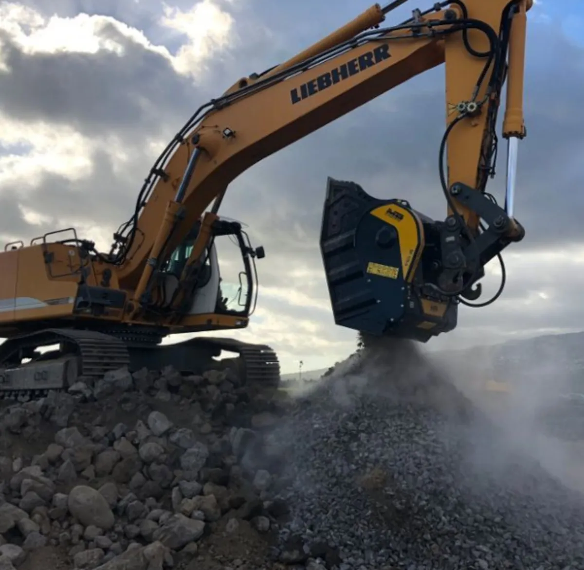 MB BF120 Crusher bucket for excavator - Image 1