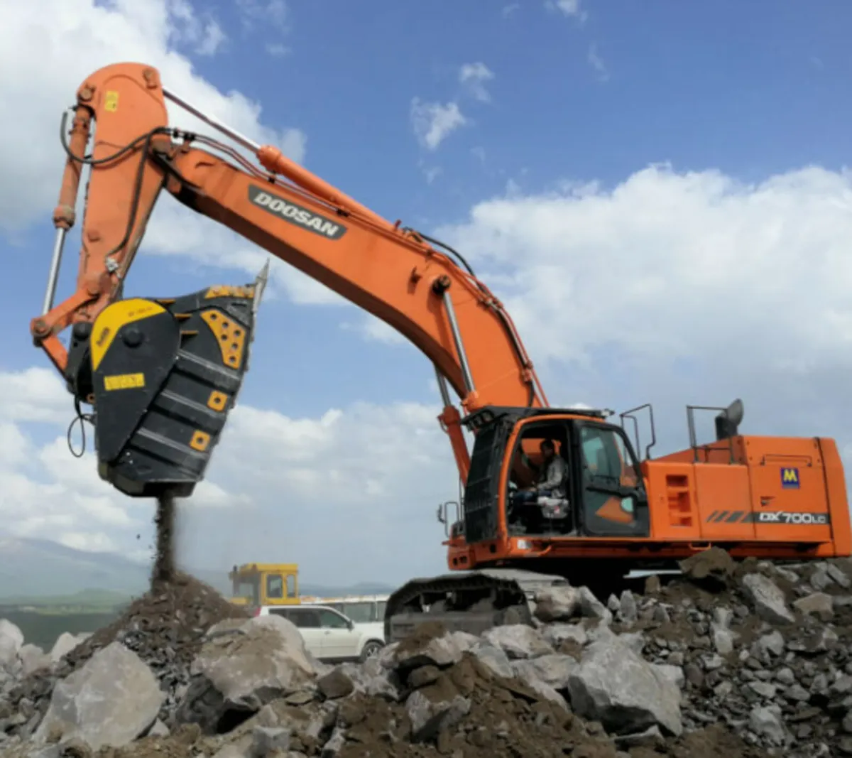 MB BF150 Crusher bucket for excavator - Image 2