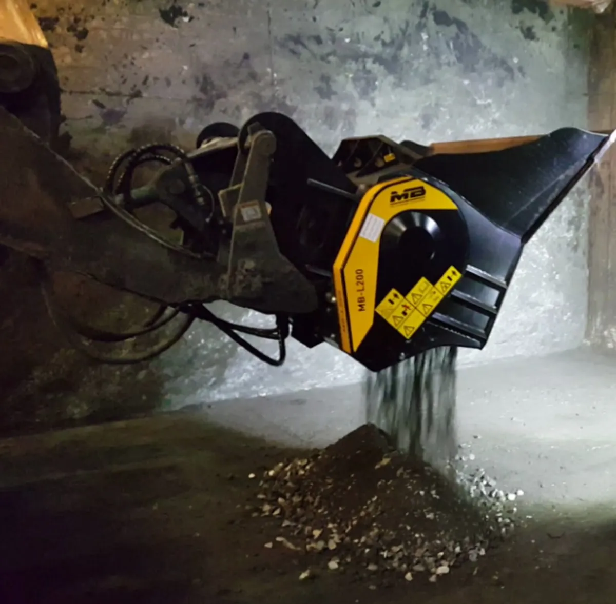 MB L200 Crusher bucket for Loaders - Image 2