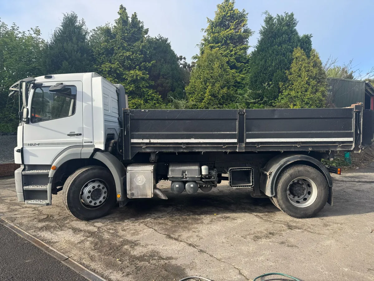 Mercedes-Benz Chip Spreader 3 way tipper - Image 3