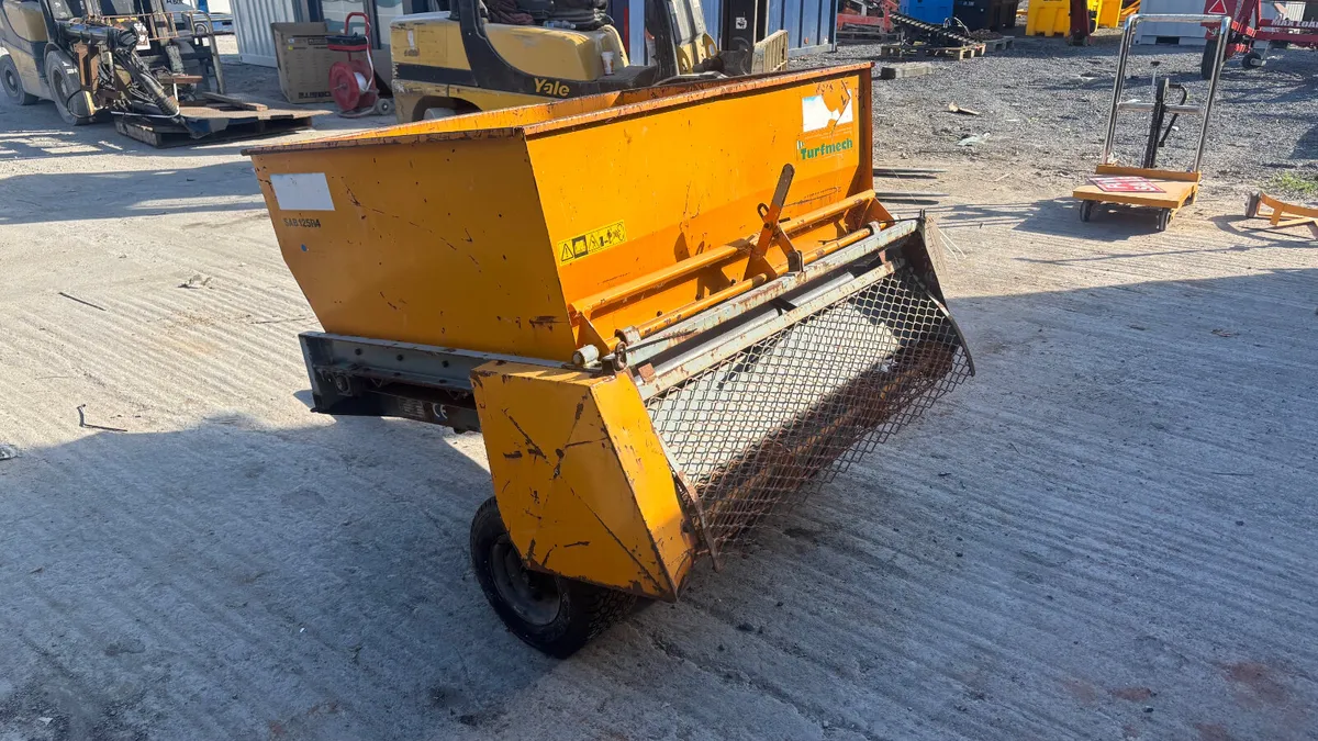 Noblat Single Axle Sand Spreader - Image 4