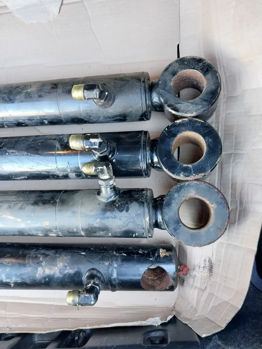 Hydrulic rams - Image 1