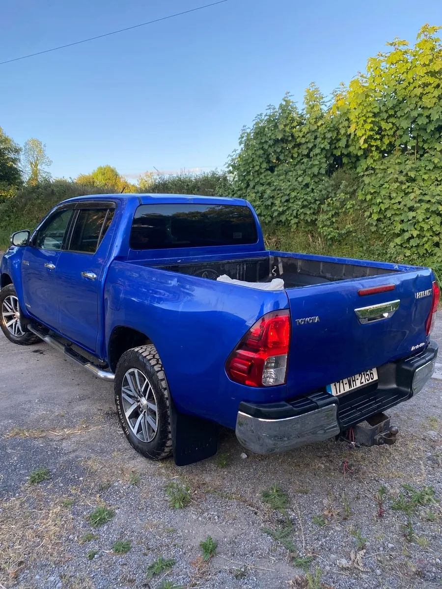 Toyota Hilux Invincible - Image 3