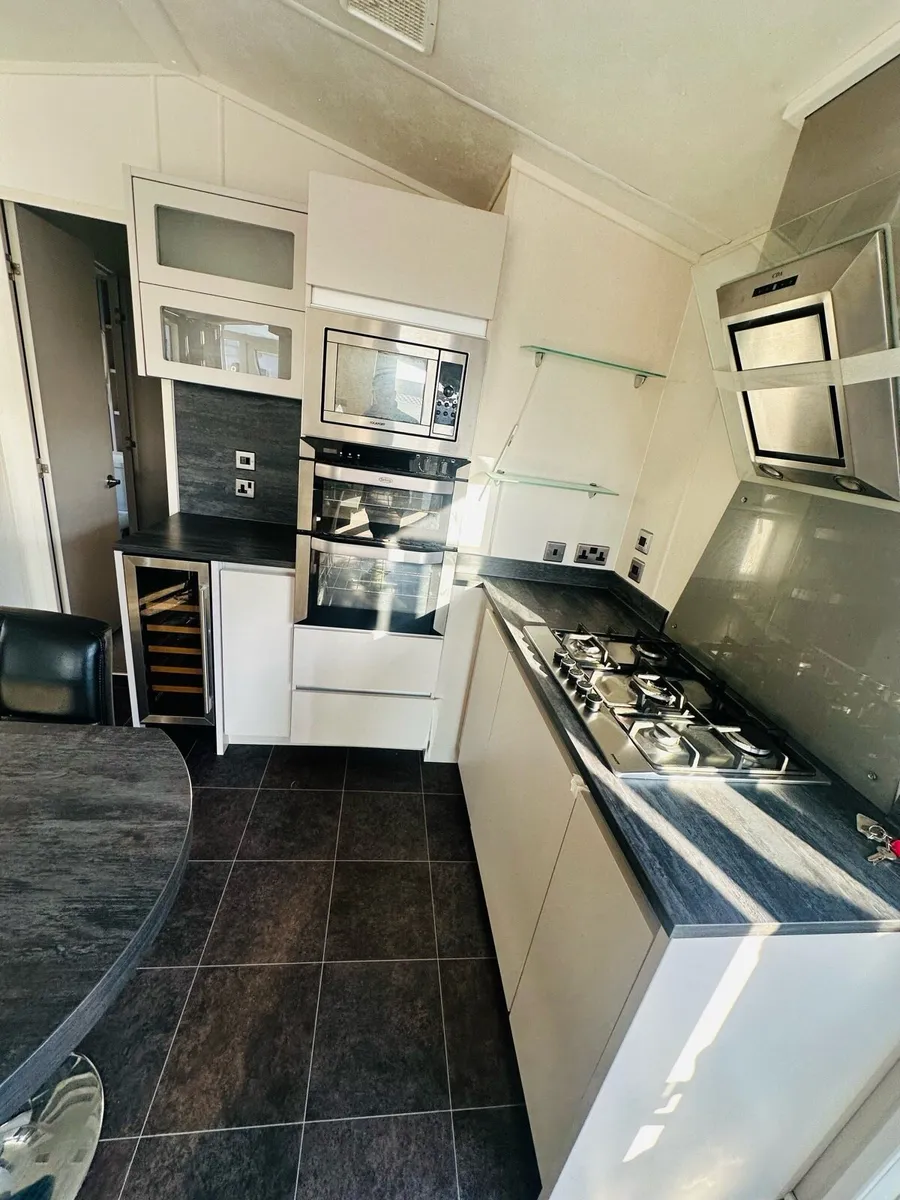 Carnaby lodge 42-13.6 At TPS caravan sales - Image 4