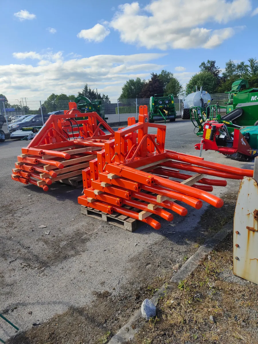 Bale lifter - Image 1