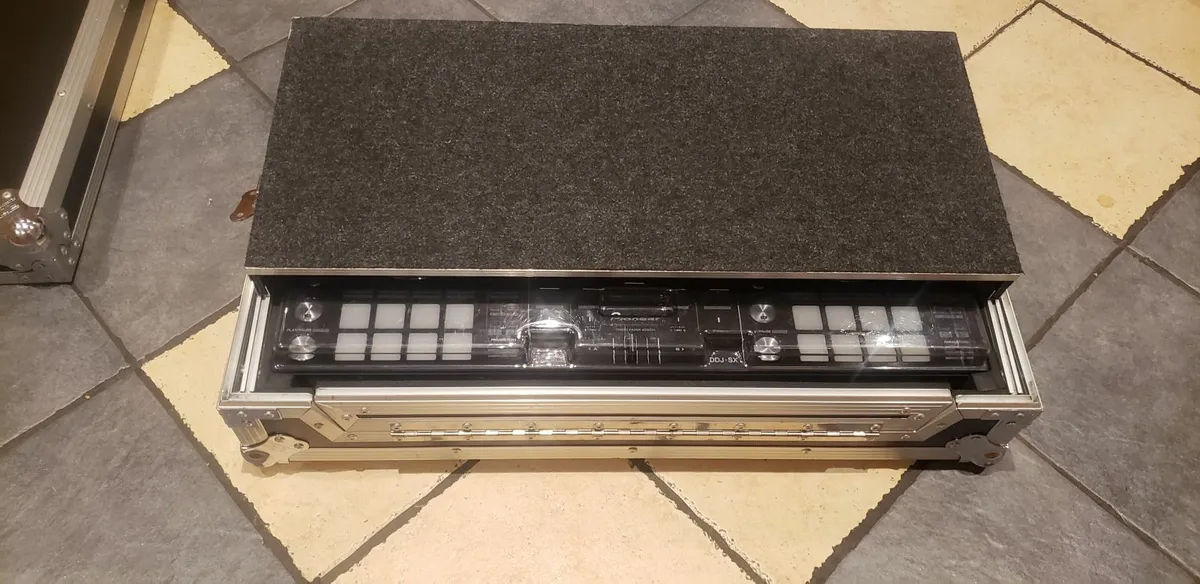 pioneer ddj sx dj controller + flight case vgc - Image 4