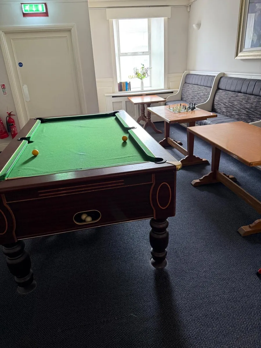 Pool table - Image 1