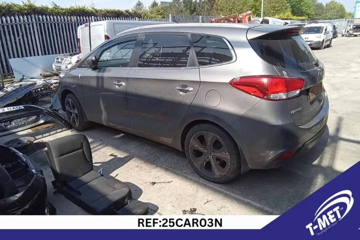 2016 KIA CARENS BREAKING FOR PARTS - Image 3