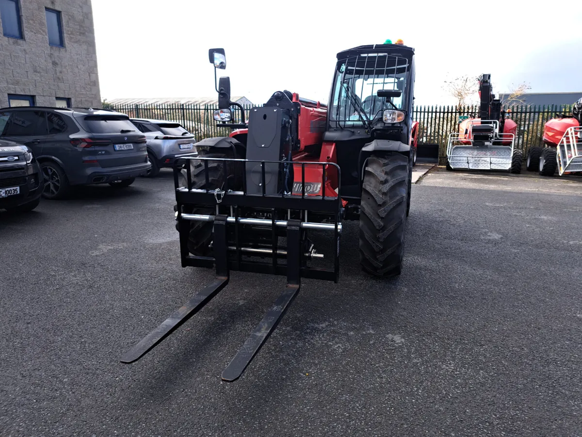 New Manitou MT935 telescopic loader - Image 3