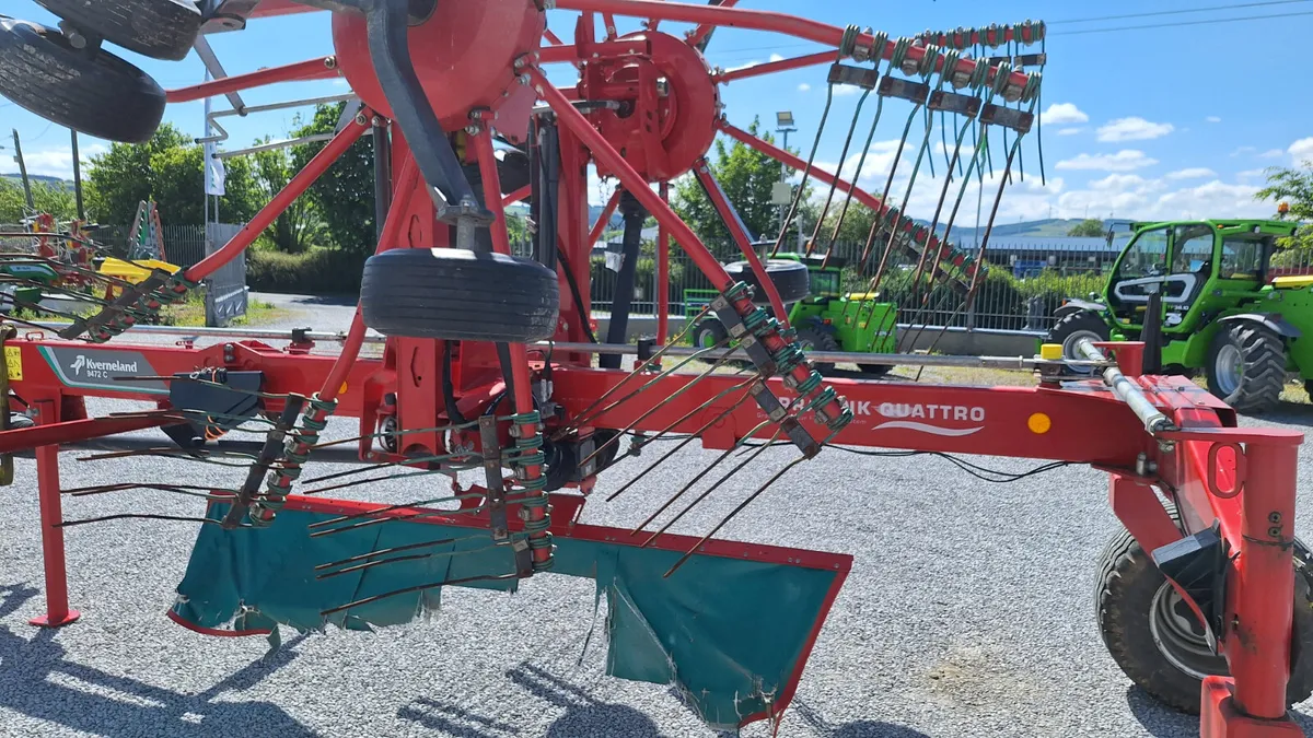 2023 KVERNELAND 9472C RAKE - Image 4