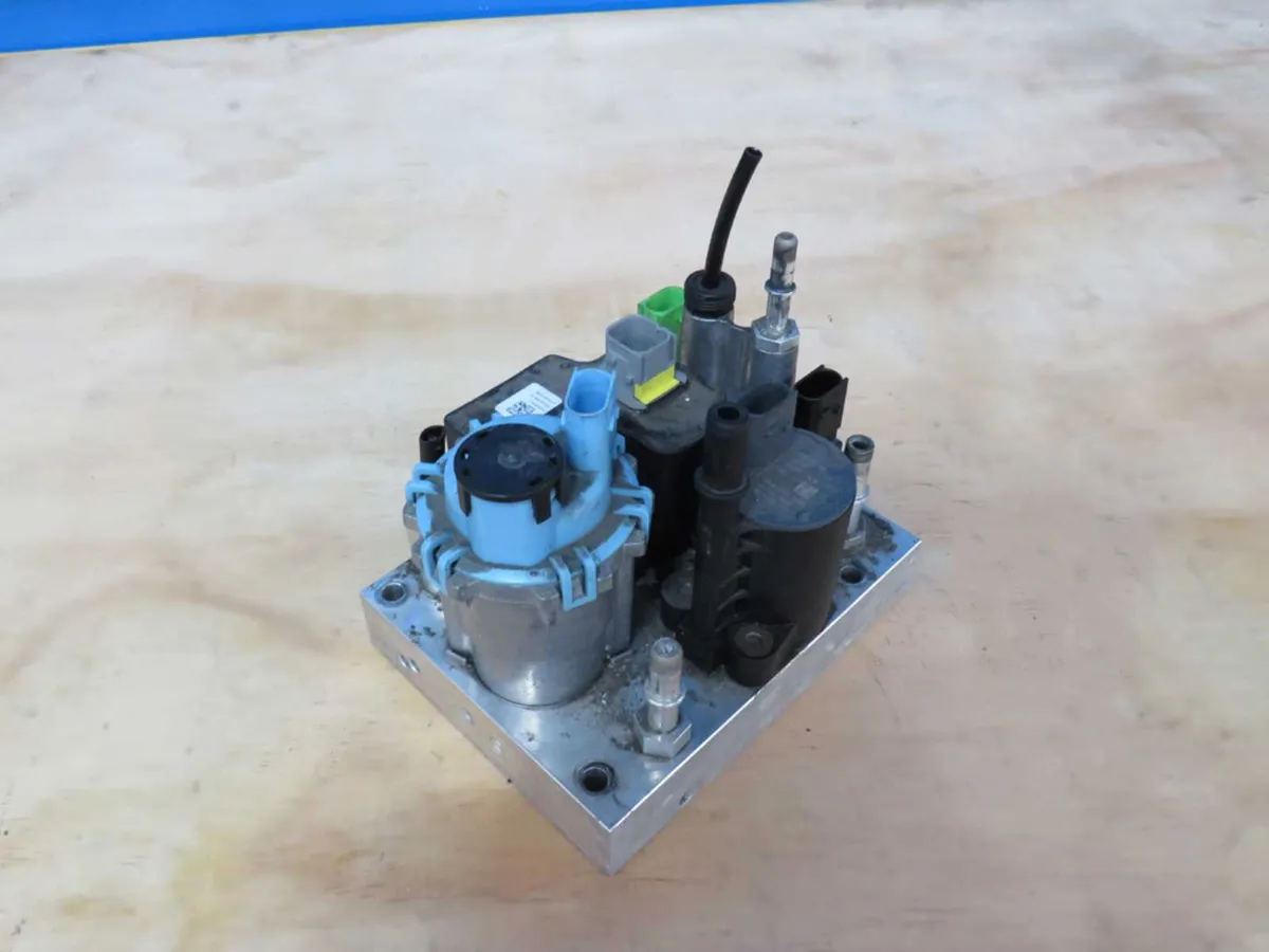 Genuine Volvo AdBlue Pump USED 22209517 - Image 1