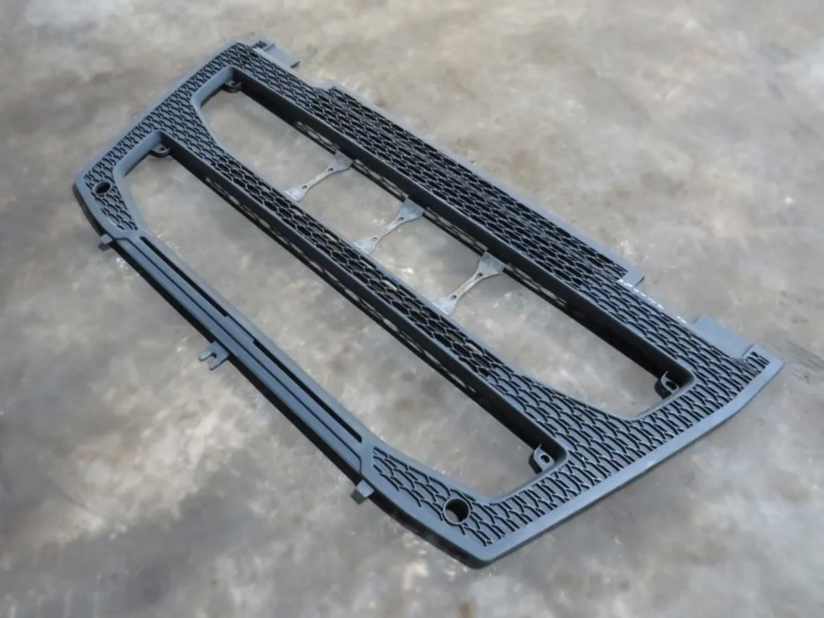 Genuine Volvo FH4 Lower Grille USED - Image 2