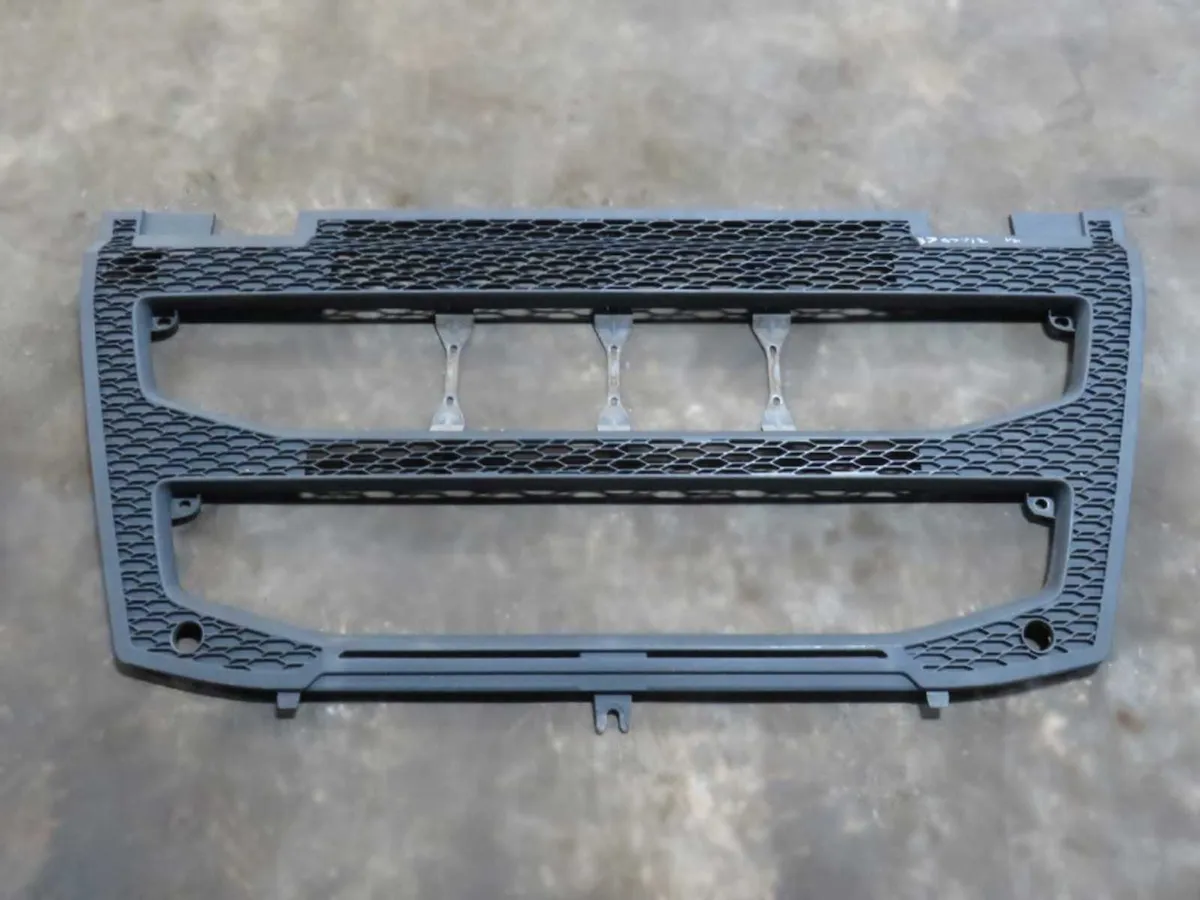 Genuine Volvo FH4 Lower Grille USED - Image 1