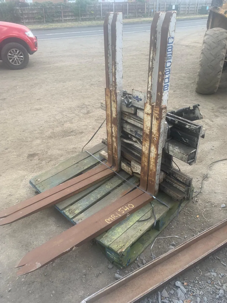 Forklift mast - Image 1