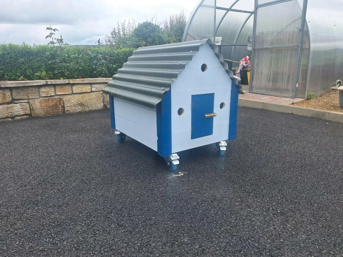 Dog house - Image 1