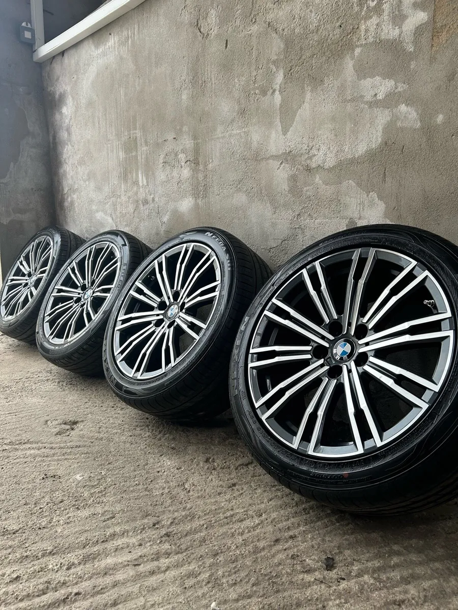 18” GENUINE BMW G20 ALLOY WHEELS & TYRES - Image 1