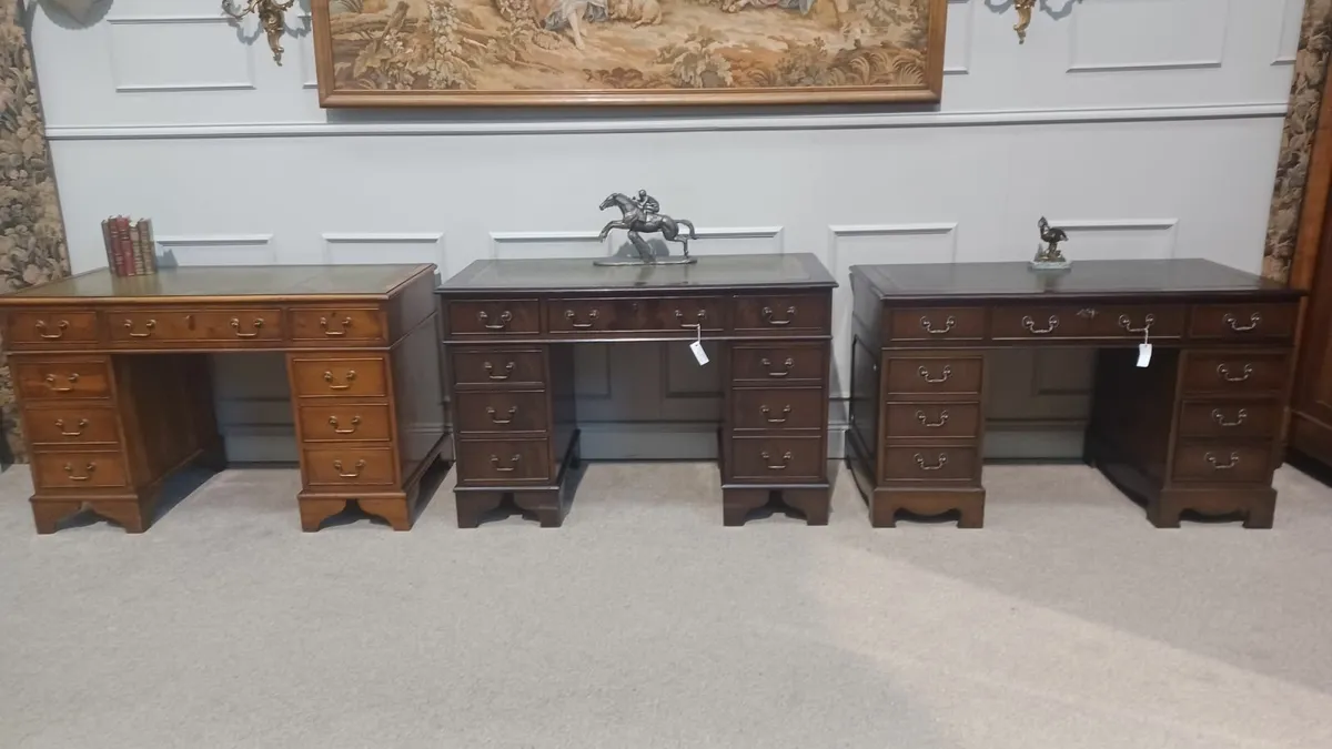 Antique desk - Image 1