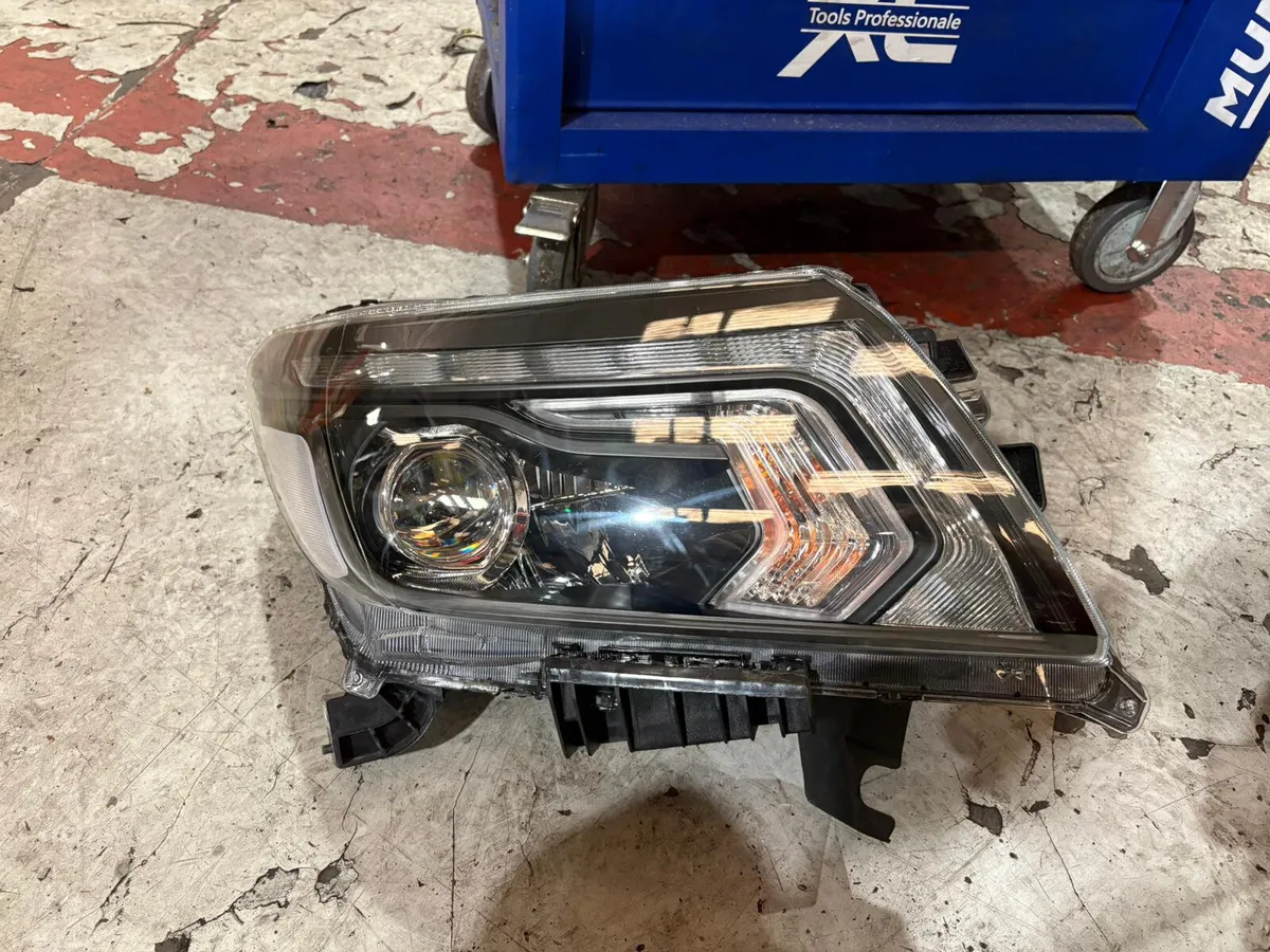 2016 up Nissan Navara 2.3 d  Head lights - Image 2