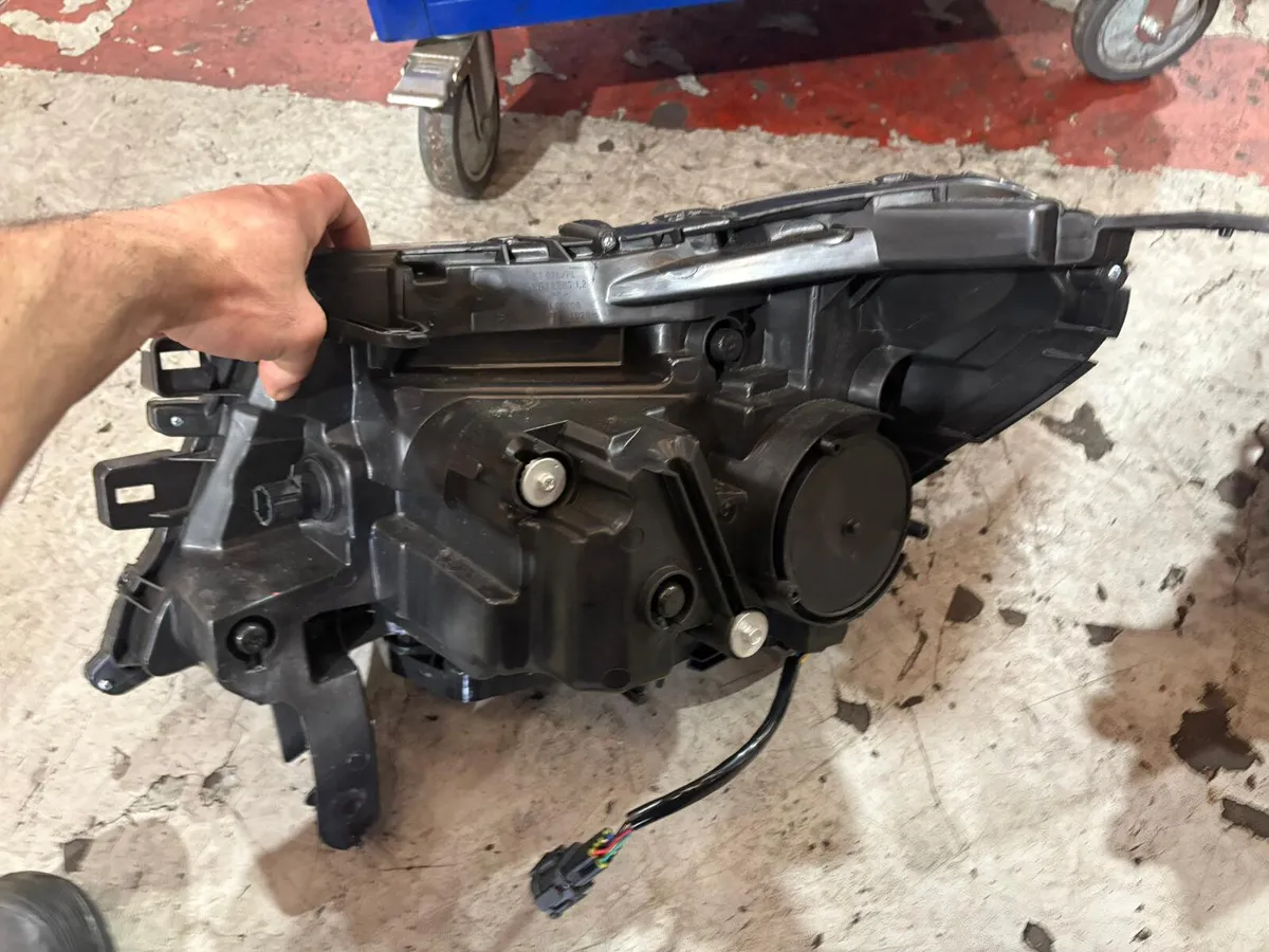 2016 up Nissan Navara 2.3 d  Head lights - Image 3