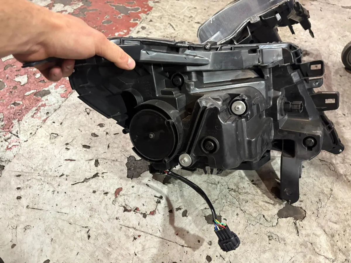 2016 up Nissan Navara 2.3 d  Head lights - Image 4