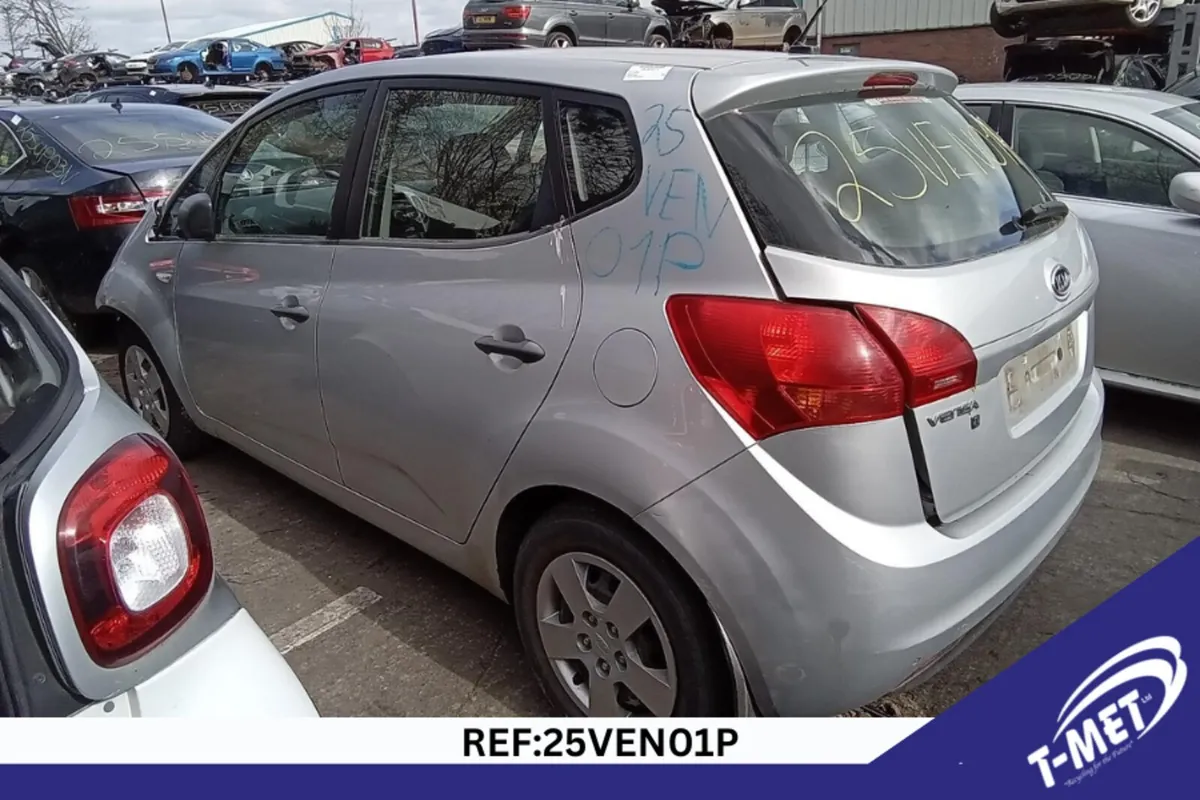 2010 KIA VENGA BREAKING FOR PARTS - Image 1