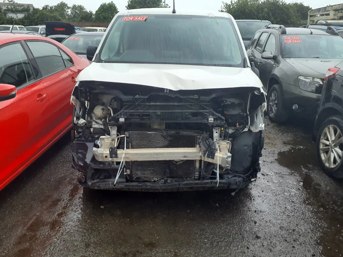 Peugeot partner 2019 light front damage €3,000 - Image 4