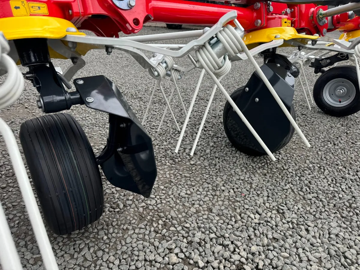 New Pottinger 40ft Trailed tedder - Image 4