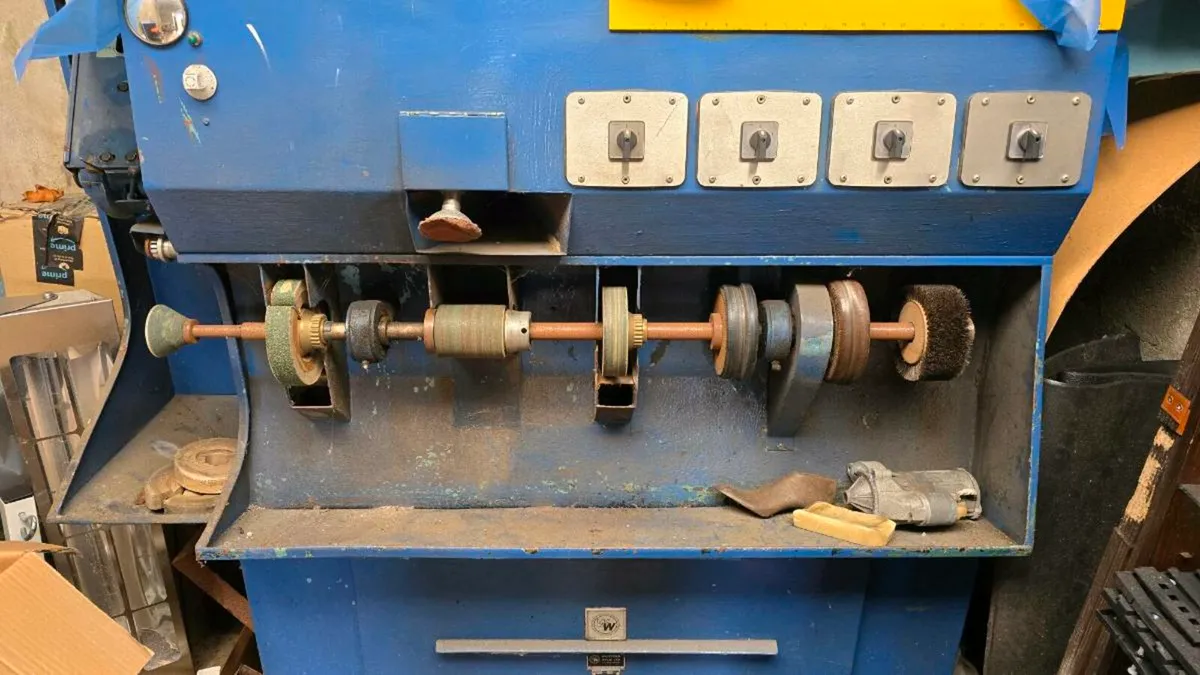 Shoe repair machine - Image 1