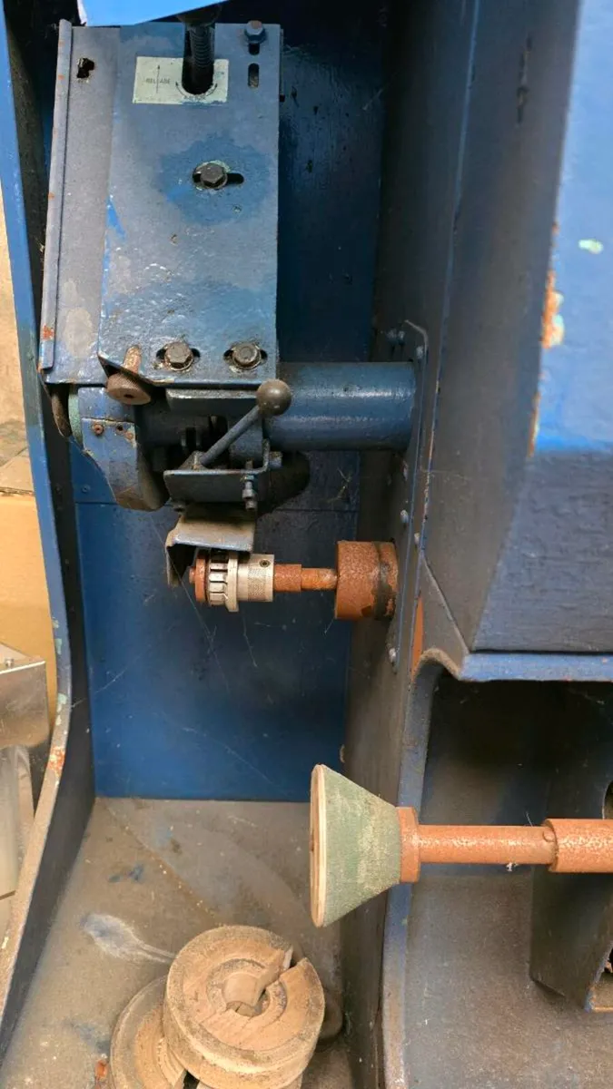 Shoe repair machine - Image 2