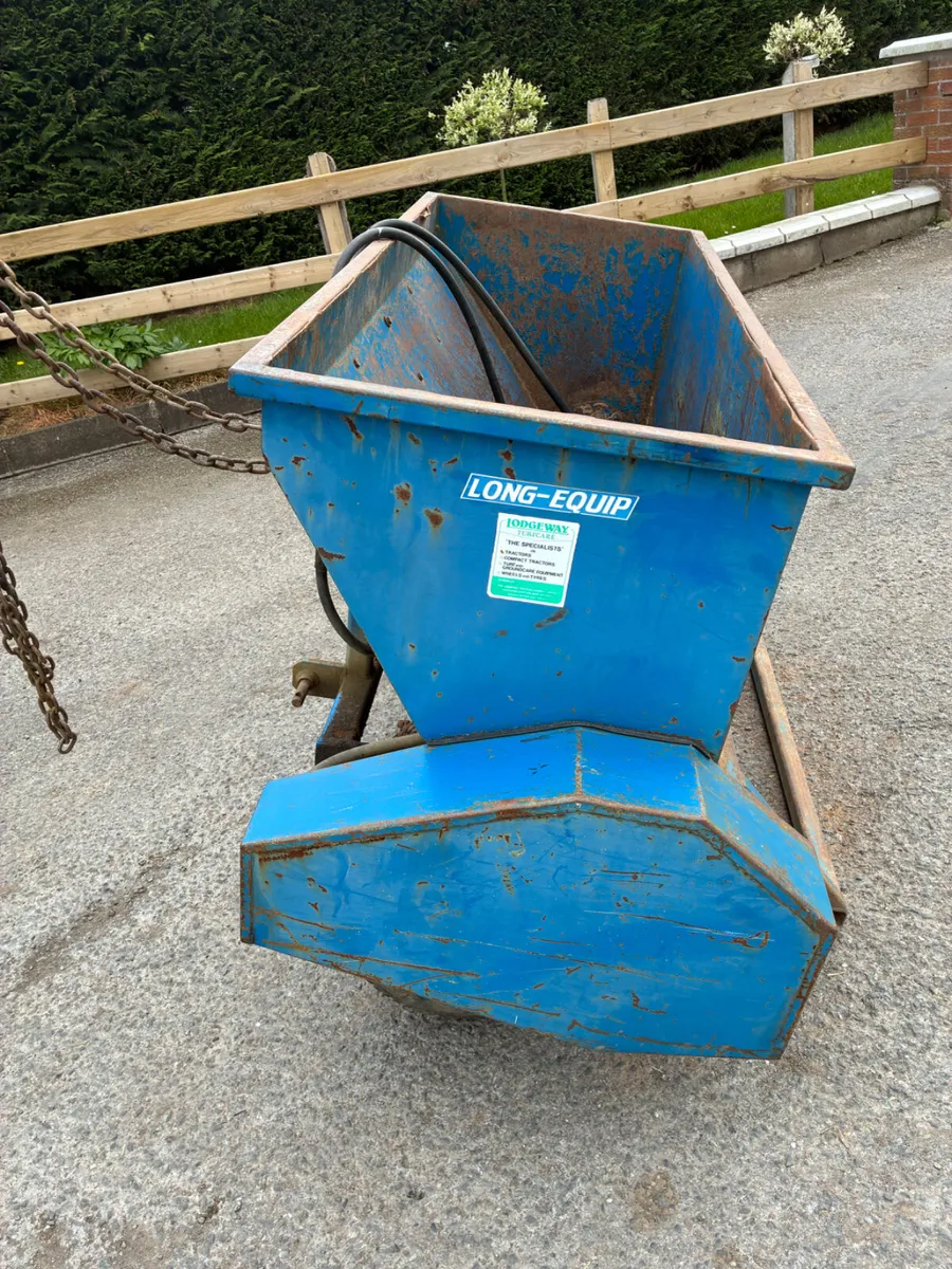Sand spreader tractor mounted - Image 1