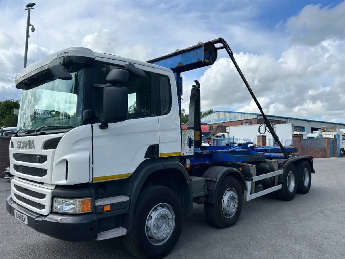 2015 Scania 8x4 hook loader with cover - Image 1