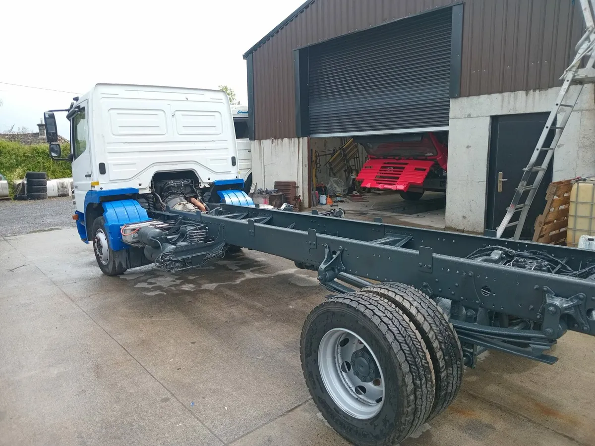 Mercedes 1222 and tipping body and crane - Image 4