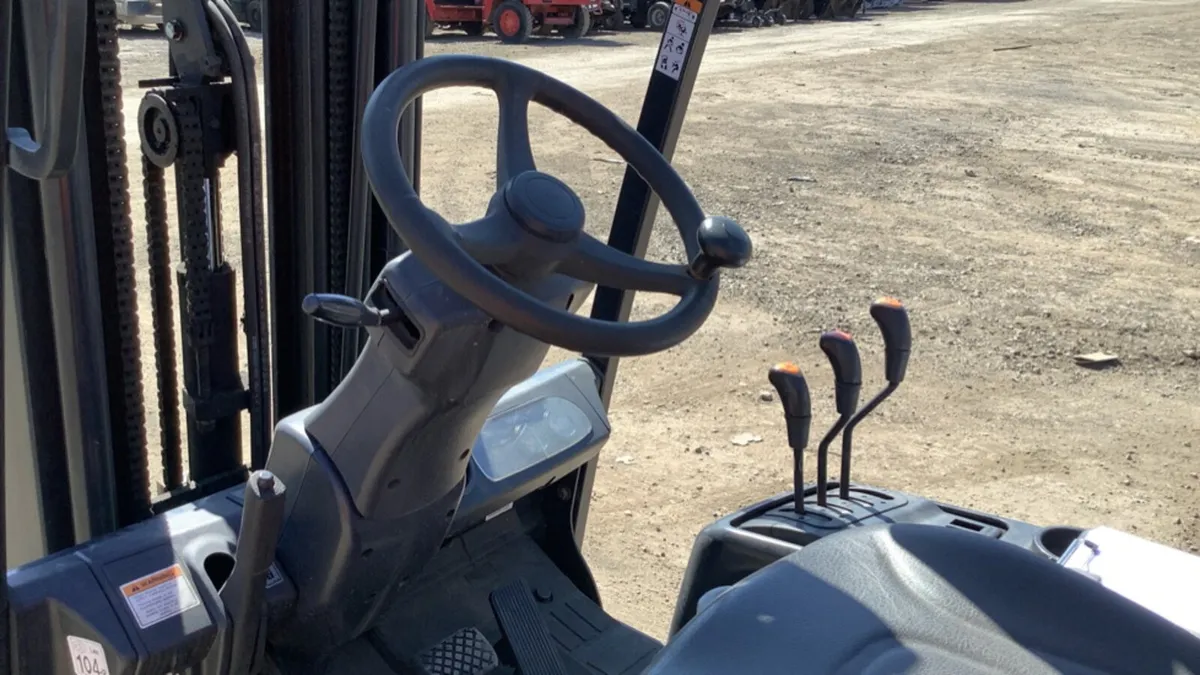 2018 Doosan 1.5 ton gas forklift container mast - Image 4