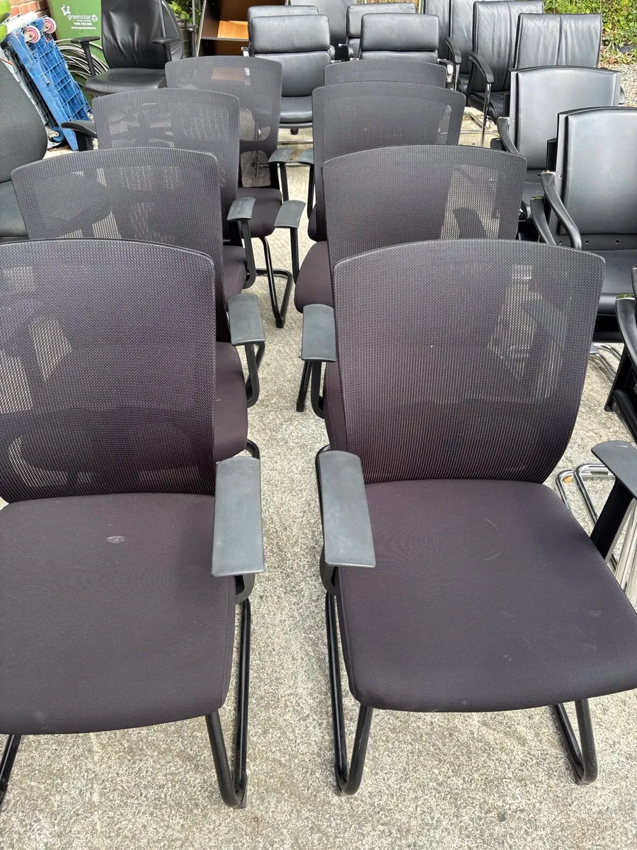 Mesh back meeting chairs - Image 1