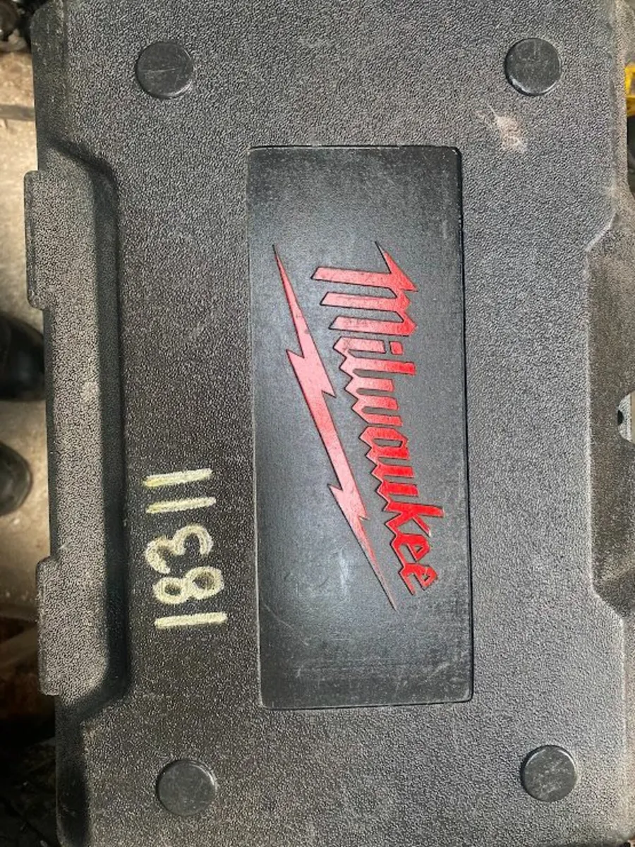 Milwaukee Grinder 110 v - Image 2