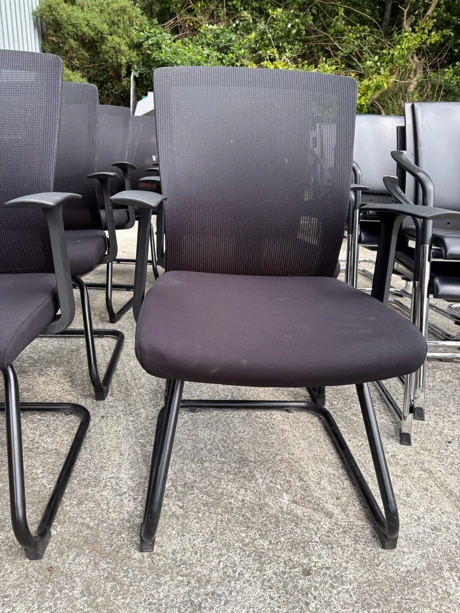 Mesh back meeting chairs - Image 3