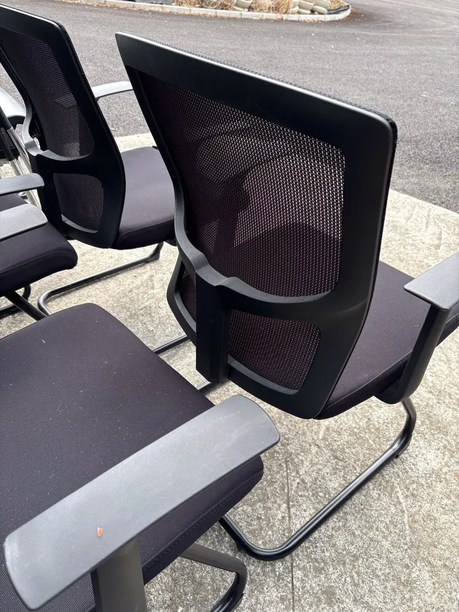 Mesh back meeting chairs - Image 4
