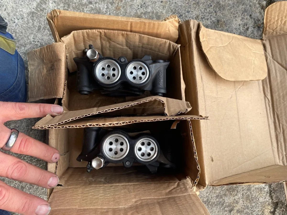 2015 Engine for Yamaha R1 & brake calipers R1 - Image 3