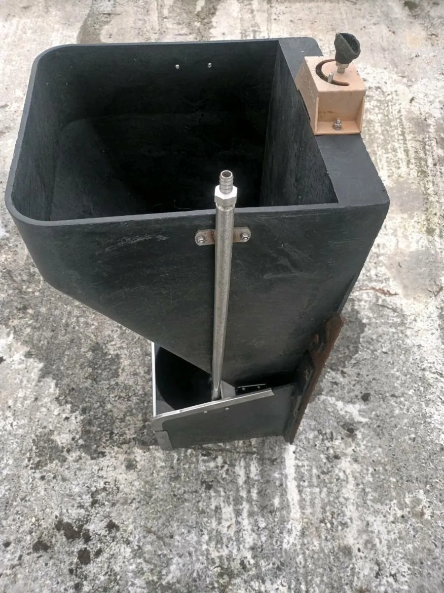 Pig feeder - Image 2