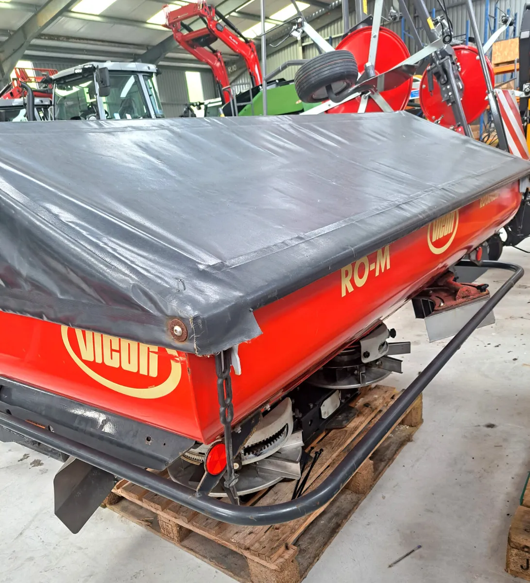 VICON FERTILIZER SPREADER - Image 1
