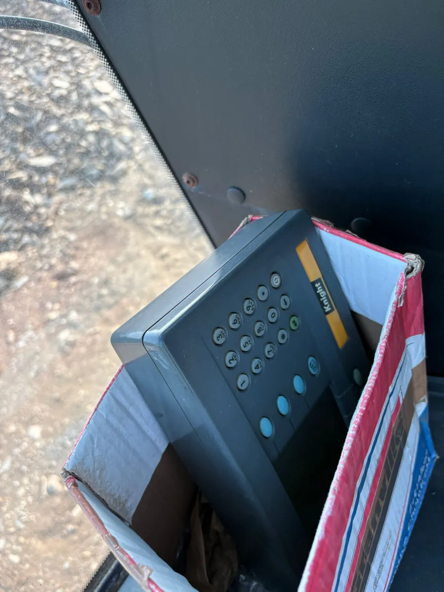 2003 Houseman 3000 Sprayer - Image 2