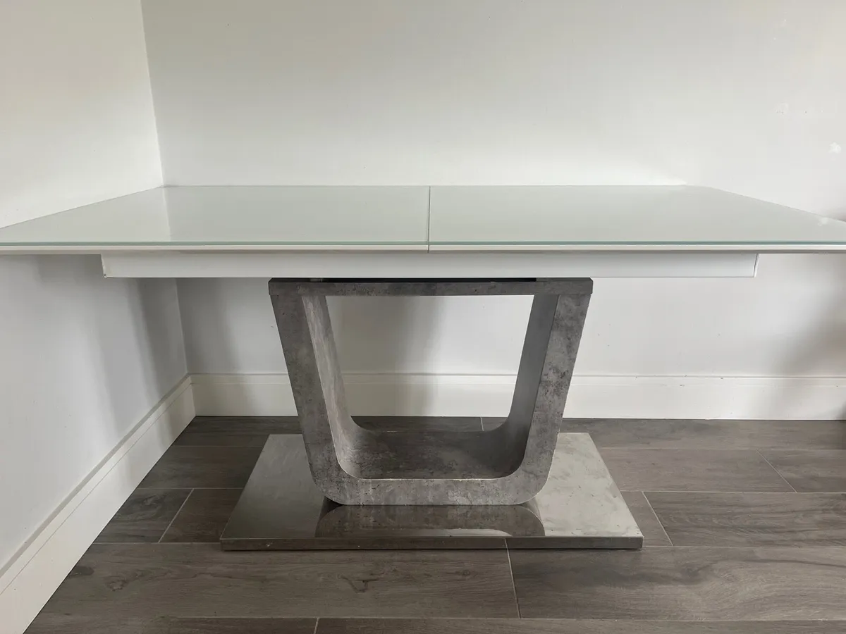 Extendable dining table - Image 1