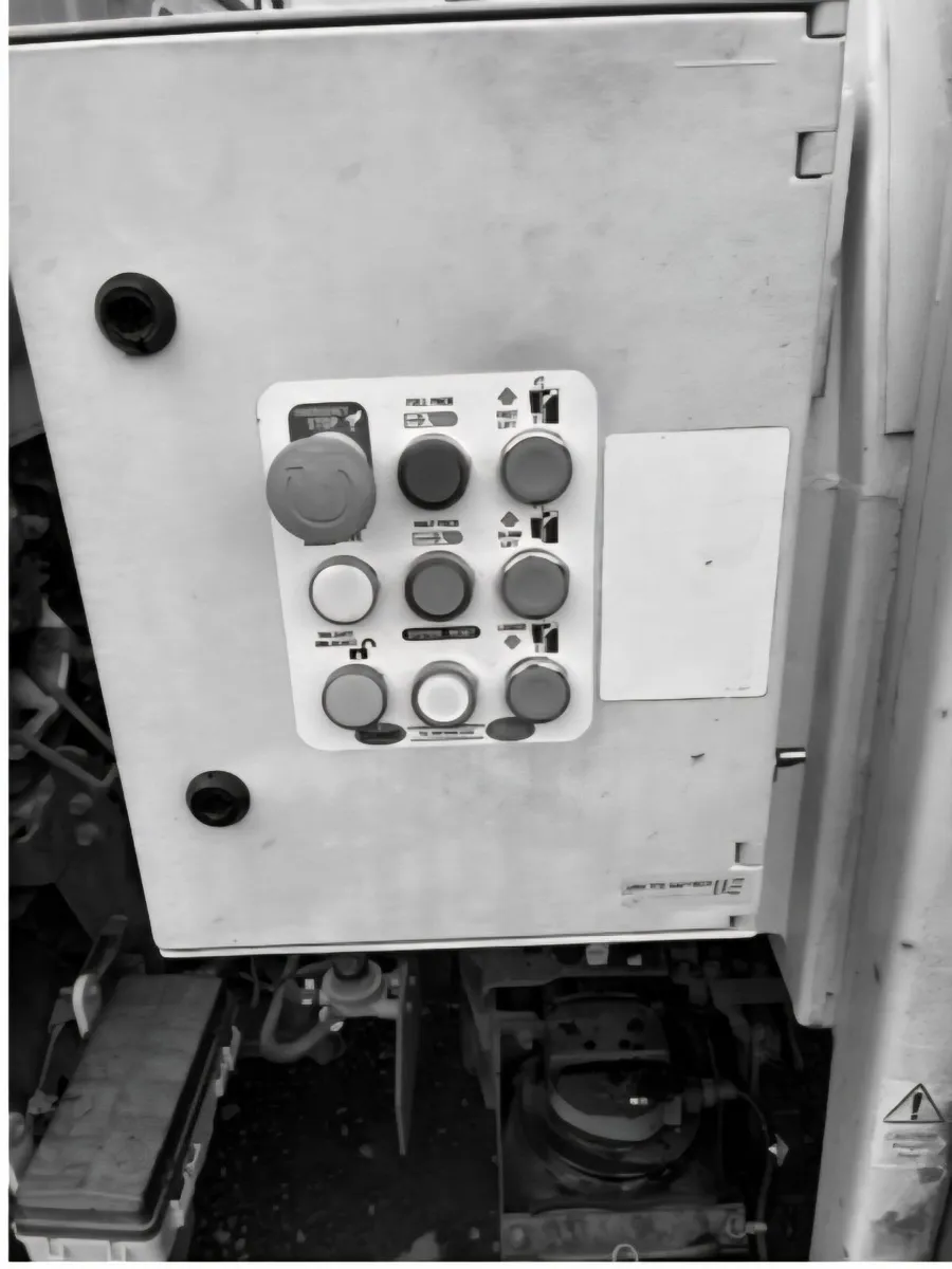 ISUZU SMALL COMPACT. REFUSE BIN TRUCK.  NEW CVRT - Image 4