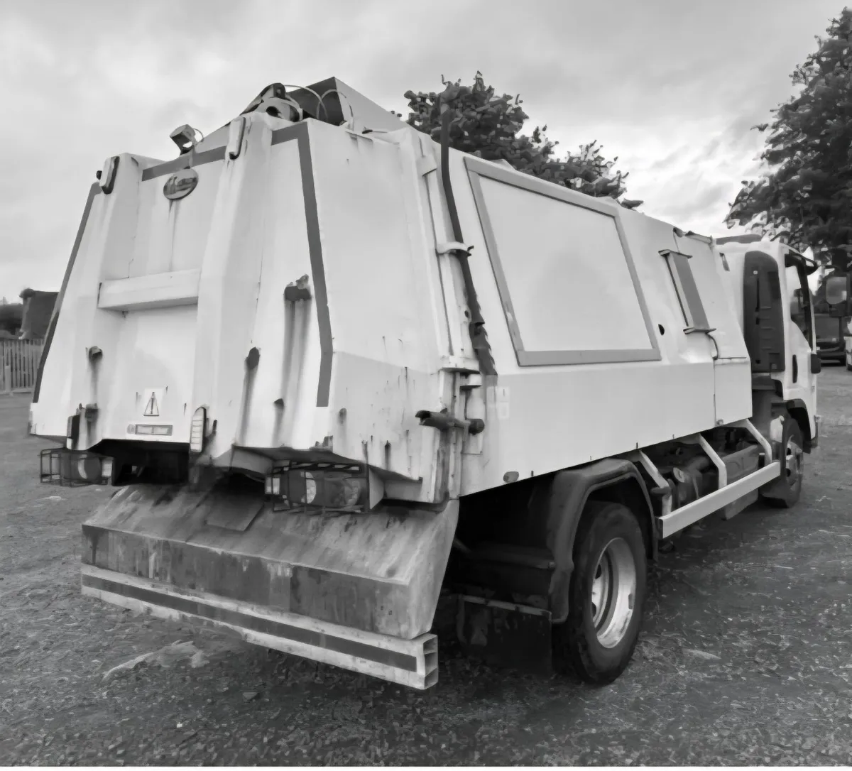 ISUZU SMALL COMPACT. REFUSE BIN TRUCK.  NEW CVRT - Image 3