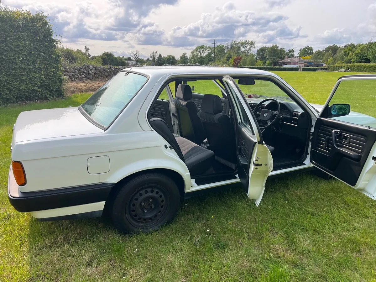 BMW 3-Series 1989 - Image 4