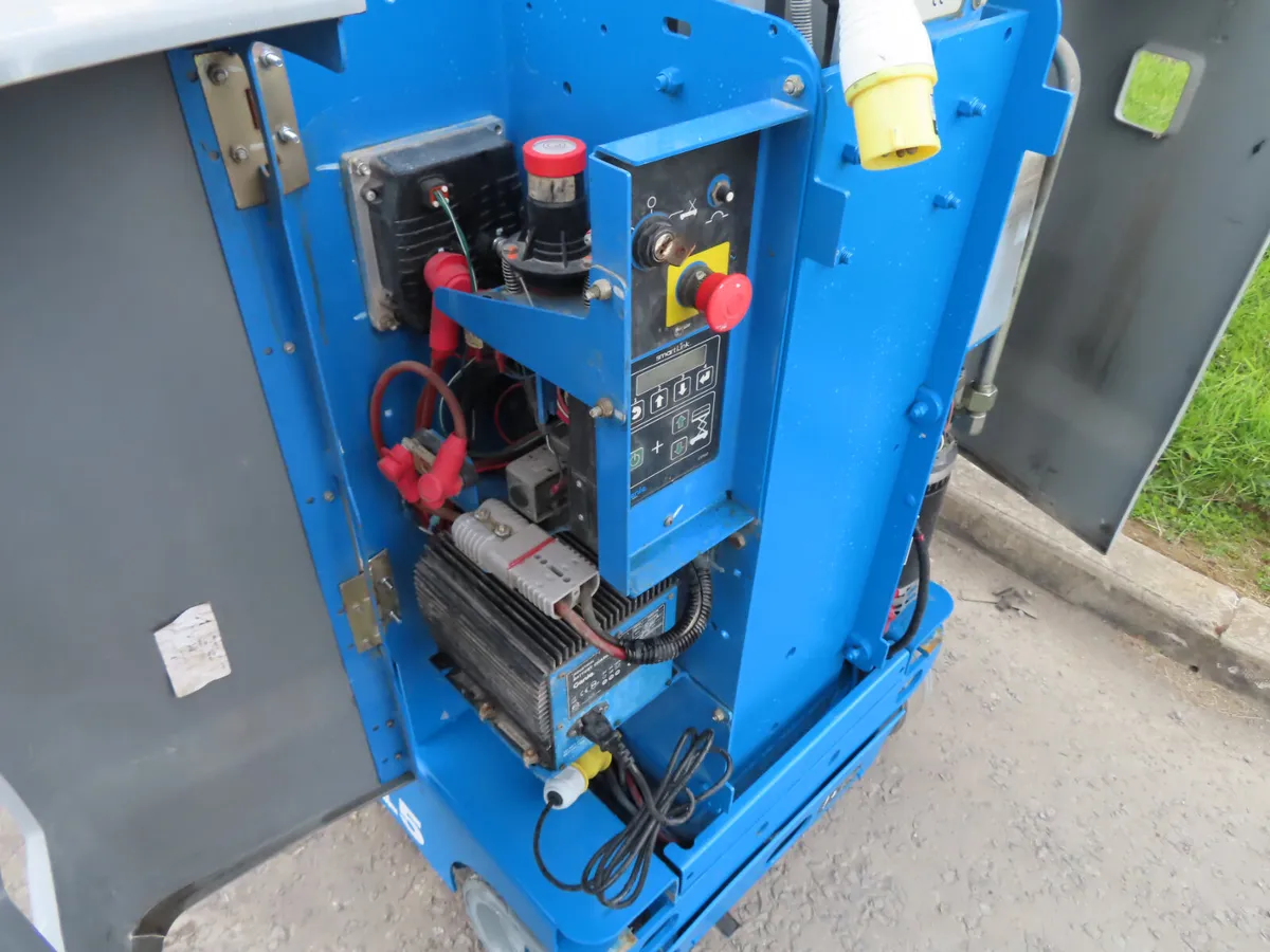 Genie GR 15 Personnel lift Like New - Image 4